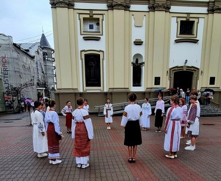 ВЕЛИКОДНІ ГАЇВКИ БІЛЯ КАТЕДРИ