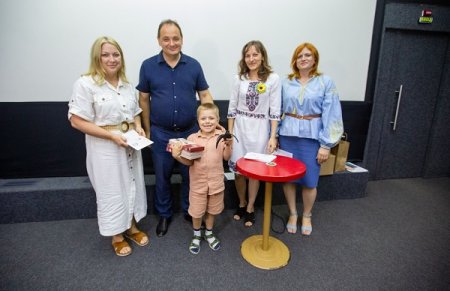 У Франківську вручили дітям учасників бойових дій сертифікати на шкільні закупи