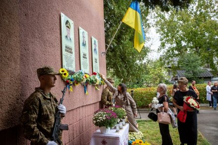 "Хто, як не я?": у Франківську вшанували трьох бійців, які боролись за Україну