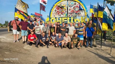 Івано-Франківськ допомагає фронту: комунальники будують фортифікації