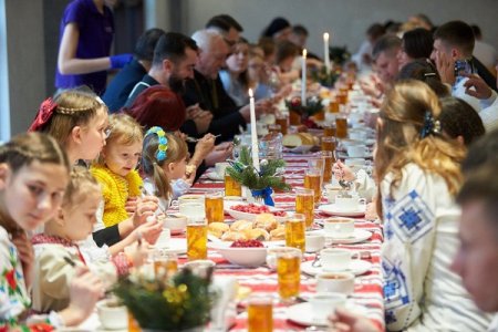 Свята вечеря для дітей, які потребують родинного тепла