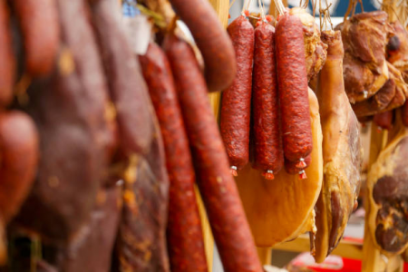 Безпечність харчових продуктів: на що варто звернути увагу при купівлі ковбасних виробів