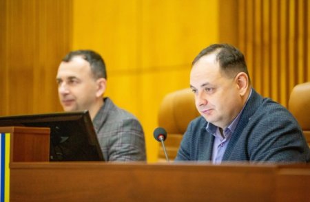 Сесія: вшанували розстріляного Героя. А ще забороняємо ставити тут "смотрящих"