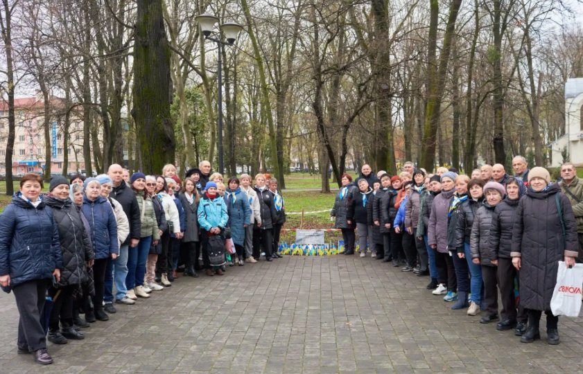 Вшанували полеглих: матері Героїв висадили Алею пам'яті у Франківську