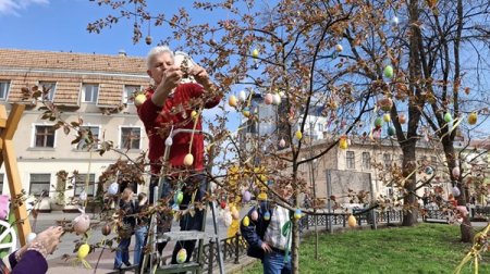 ТРАДИЦІЙНІ ПИСАНКОВІ ДЕРЕВА З’ЯВИЛИСЬ У СКВЕРИКУ МІЦКЕВИЧА