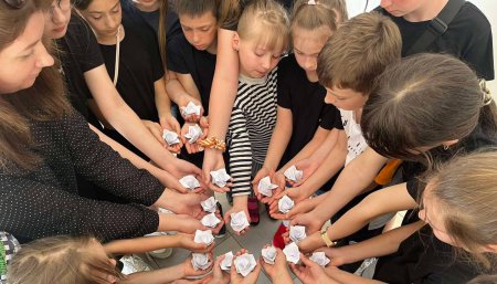 БІЛІ ТРОЯНДИ НА ЗГАДКУ ПРО ЧОРНОБИЛЬ