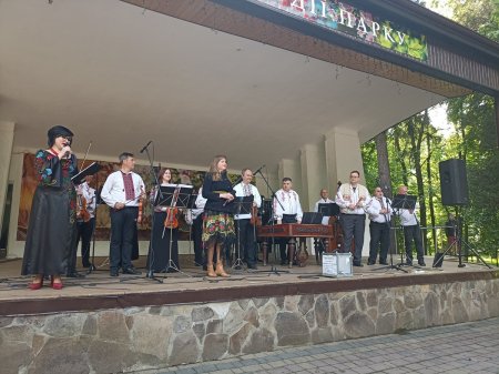 Мистецька програма до Дня матері у міському парку