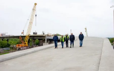 Міст на Пасічній з'єднали: ним особисто пройшовся міський голова Руслан Марцінків