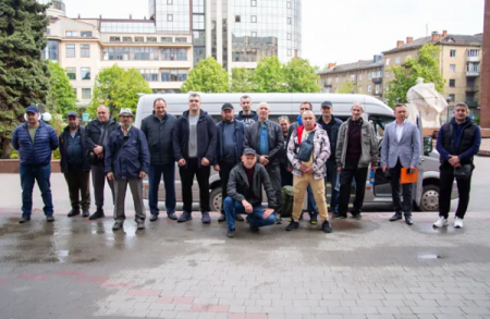 Прикарпатський тил: як франківські комунальники добровільно зводять фортифікації на передовій