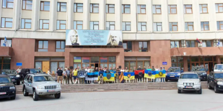 Тил тримає фронт: 34 автомобілі передали з Естонії на передову